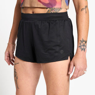 close up front view of the ciele athletics lightweight, race ready and performance driven short  for womens named RDShort in shadowsphinx color