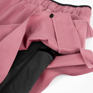 close view of the integrated phone pocket in the liner of the ciele athletics DLYShort 4 inch with a long brief in deco rose color