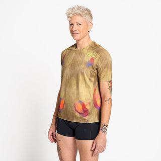 side view of the ciele athletics lightweight, race ready and performance driven T-Shirt for womens named RCDTShirt in sphinx color, on a model