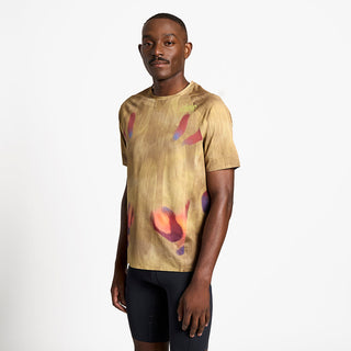 side view of the ciele athletics lightweight, race ready and performance driven T-Shirt named RCDTShirt in sphinx color, on a model